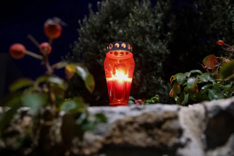 Deseci tisuća ljudi u koloni sjećanja: Na bijelim majicama imena žrtava, na leđima hrvatska zastava