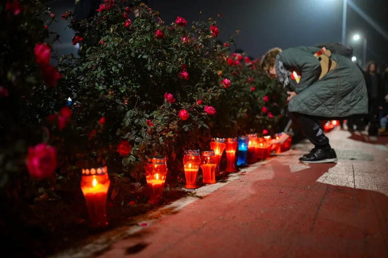 Deseci tisuća ljudi u koloni sjećanja: Na bijelim majicama imena žrtava, na leđima hrvatska zastava