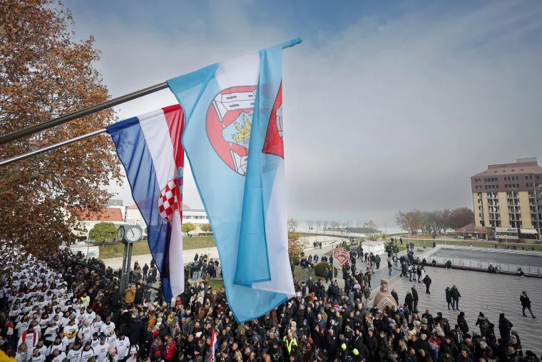 Deseci tisuća ljudi u koloni sjećanja: Na bijelim majicama imena žrtava, na leđima hrvatska zastava