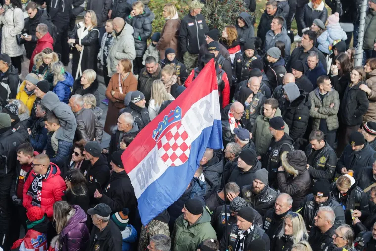 Deseci tisuća ljudi u koloni sjećanja: Na bijelim majicama imena žrtava, na leđima hrvatska zastava