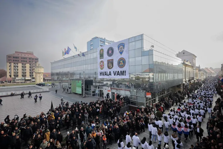 Deseci tisuća ljudi u koloni sjećanja: Na bijelim majicama imena žrtava, na leđima hrvatska zastava