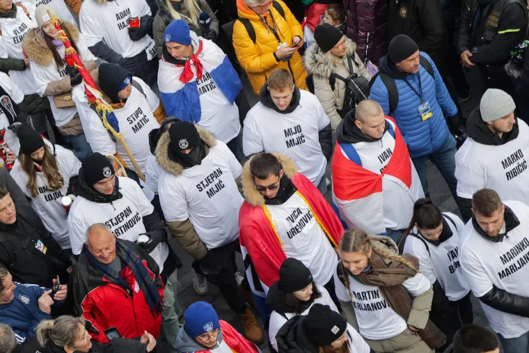 Deseci tisuća ljudi u koloni sjećanja: Na bijelim majicama imena žrtava, na leđima hrvatska zastava