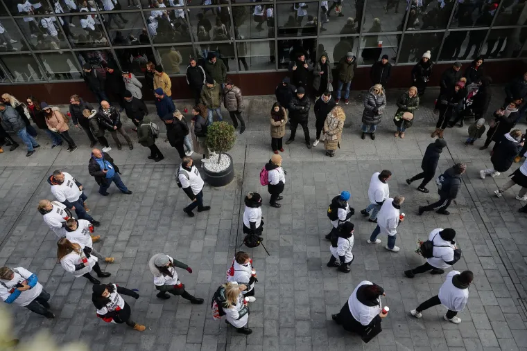 Deseci tisuća ljudi u koloni sjećanja: Na bijelim majicama imena žrtava, na leđima hrvatska zastava