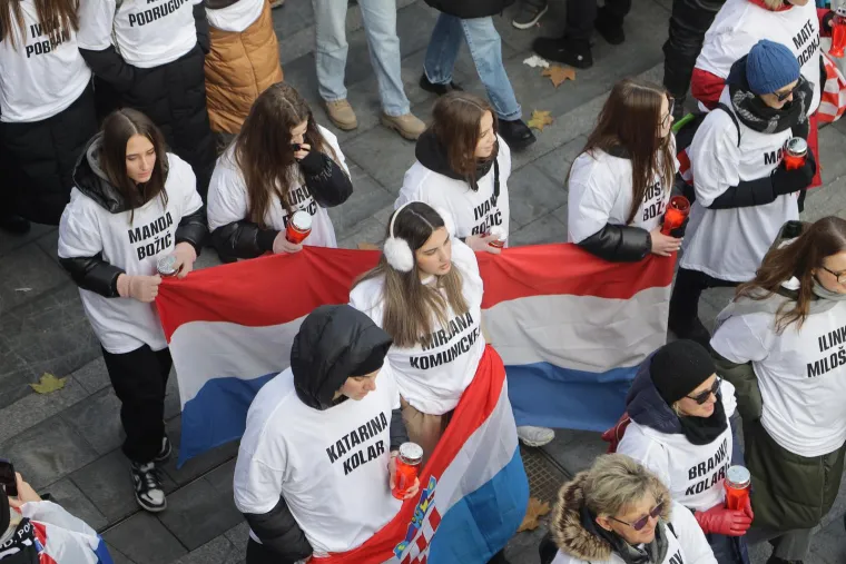 Deseci tisuća ljudi u koloni sjećanja: Na bijelim majicama imena žrtava, na leđima hrvatska zastava