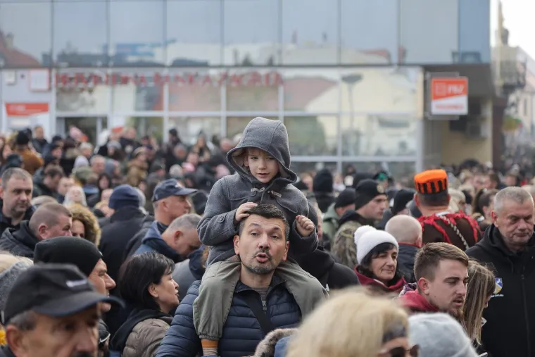 Deseci tisuća ljudi u koloni sjećanja: Na bijelim majicama imena žrtava, na leđima hrvatska zastava