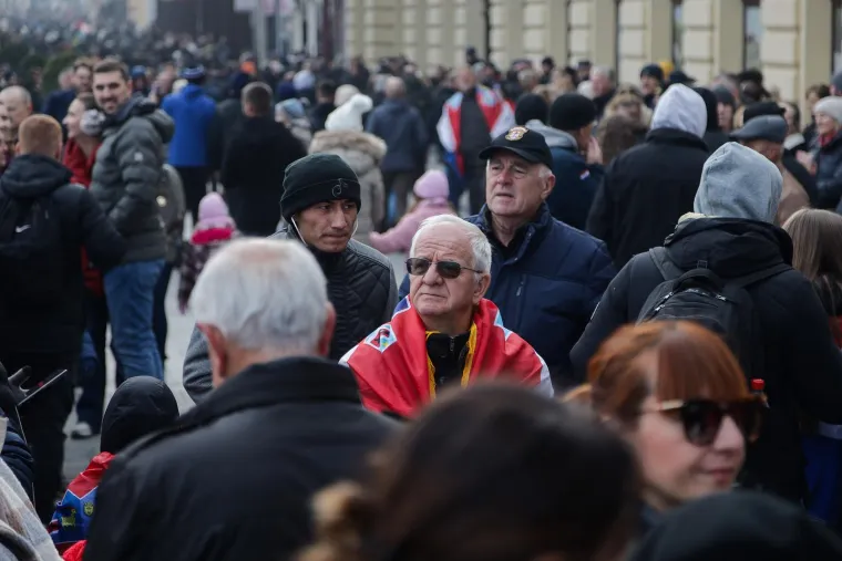 Deseci tisuća ljudi u koloni sjećanja: Na bijelim majicama imena žrtava, na leđima hrvatska zastava