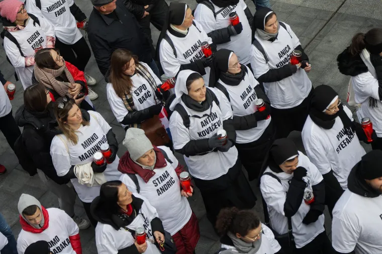 Deseci tisuća ljudi u koloni sjećanja: Na bijelim majicama imena žrtava, na leđima hrvatska zastava