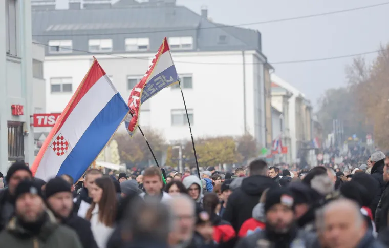 Deseci tisuća ljudi u koloni sjećanja: Na bijelim majicama imena žrtava, na leđima hrvatska zastava