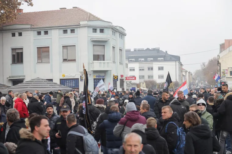 Deseci tisuća ljudi u koloni sjećanja: Na bijelim majicama imena žrtava, na leđima hrvatska zastava