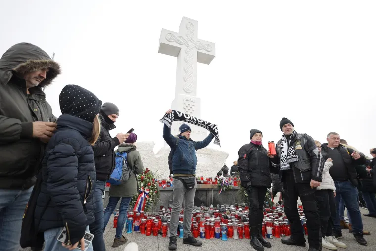Deseci tisuća ljudi u koloni sjećanja: Na bijelim majicama imena žrtava, na leđima hrvatska zastava