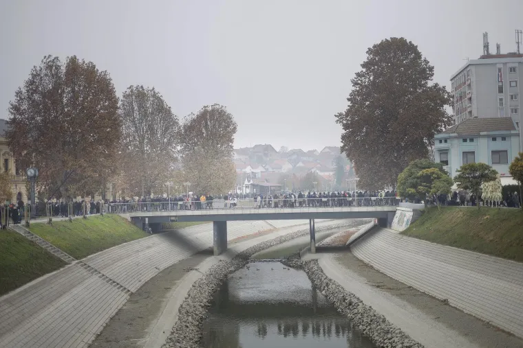 Deseci tisuća ljudi u koloni sjećanja: Na bijelim majicama imena žrtava, na leđima hrvatska zastava