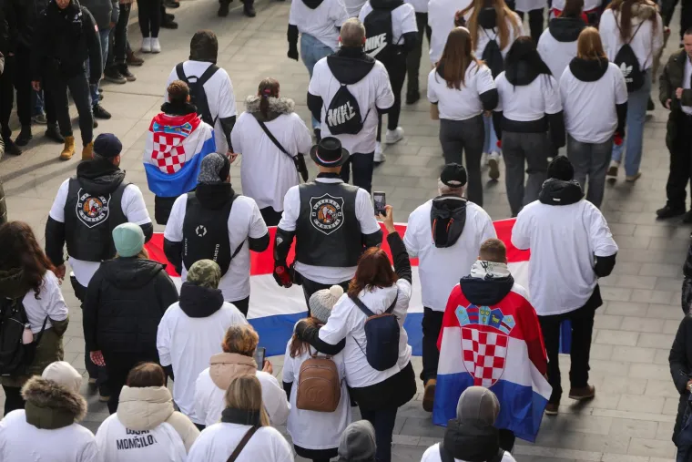 Deseci tisuća ljudi u koloni sjećanja: Na bijelim majicama imena žrtava, na leđima hrvatska zastava