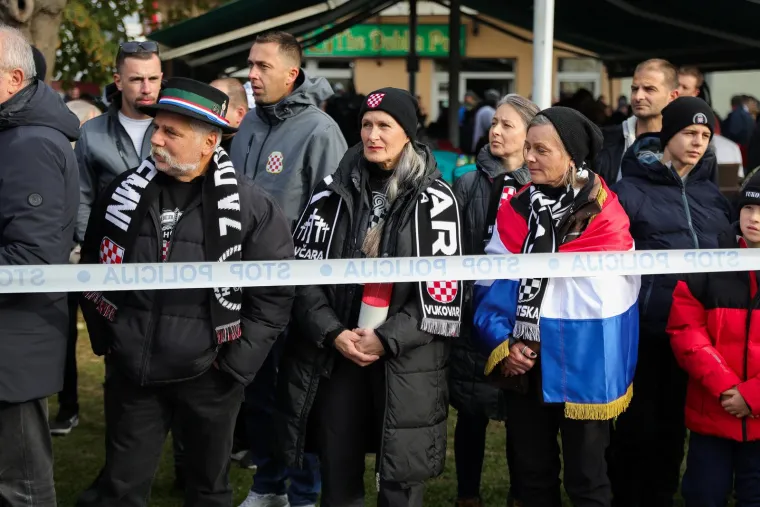 Deseci tisuća ljudi u koloni sjećanja: Na bijelim majicama imena žrtava, na leđima hrvatska zastava