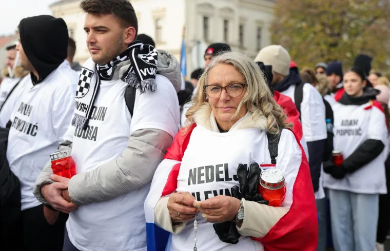 Deseci tisuća ljudi u koloni sjećanja: Na bijelim majicama imena žrtava, na leđima hrvatska zastava