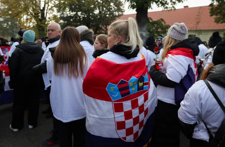 Deseci tisuća ljudi u koloni sjećanja: Na bijelim majicama imena žrtava, na leđima hrvatska zastava