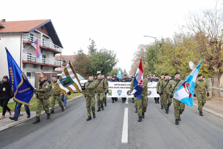 Deseci tisuća ljudi u koloni sjećanja: Na bijelim majicama imena žrtava, na leđima hrvatska zastava