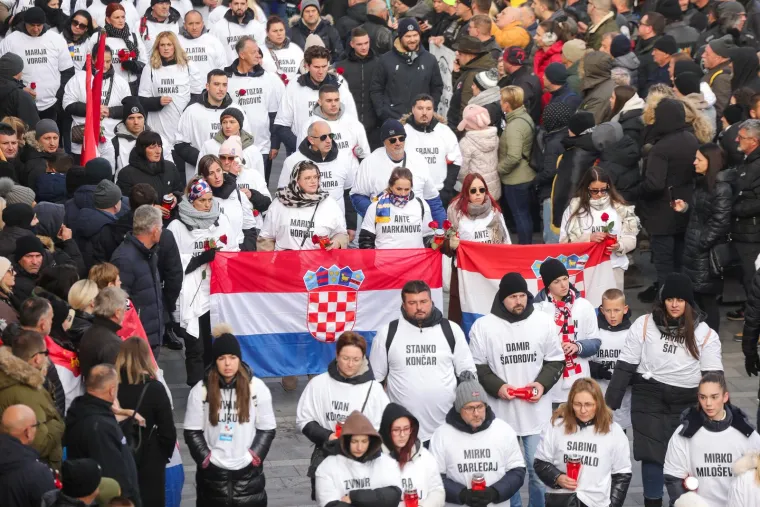 Deseci tisuća ljudi u koloni sjećanja: Na bijelim majicama imena žrtava, na leđima hrvatska zastava