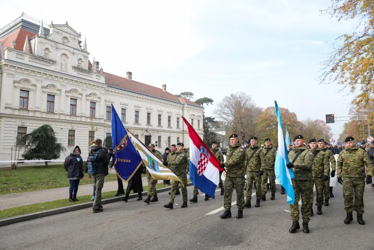 Deseci tisuća ljudi u koloni sjećanja: Na bijelim majicama imena žrtava, na leđima hrvatska zastava