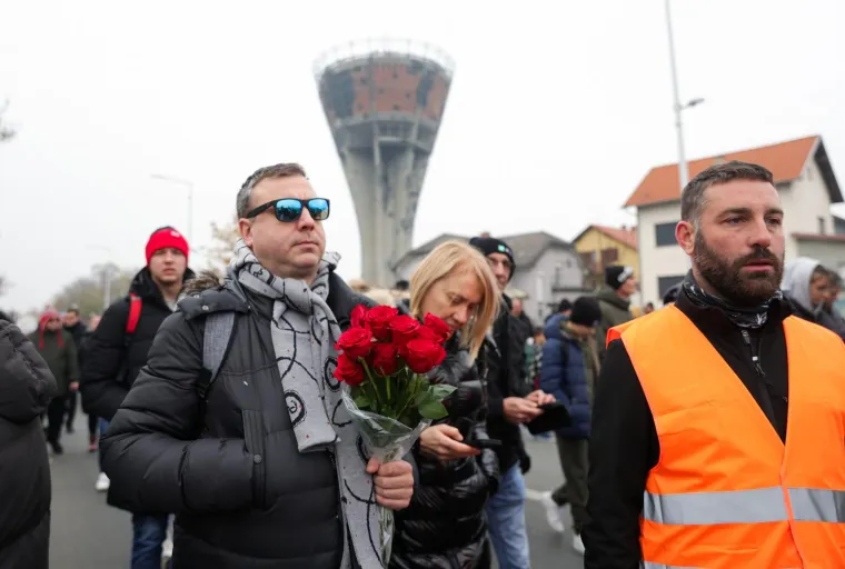 Deseci tisuća ljudi u koloni sjećanja: Na bijelim majicama imena žrtava, na leđima hrvatska zastava