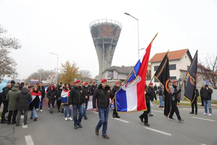 Deseci tisuća ljudi u koloni sjećanja: Na bijelim majicama imena žrtava, na leđima hrvatska zastava