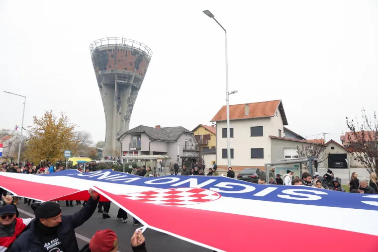 Deseci tisuća ljudi u koloni sjećanja: Na bijelim majicama imena žrtava, na leđima hrvatska zastava