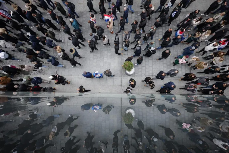 Deseci tisuća ljudi u koloni sjećanja: Na bijelim majicama imena žrtava, na leđima hrvatska zastava