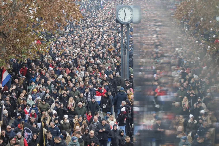 Deseci tisuća ljudi u koloni sjećanja: Na bijelim majicama imena žrtava, na leđima hrvatska zastava