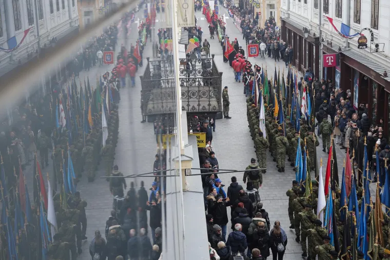 Deseci tisuća ljudi u koloni sjećanja: Na bijelim majicama imena žrtava, na leđima hrvatska zastava