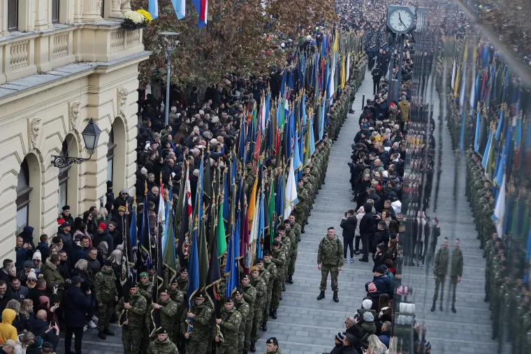 Deseci tisuća ljudi u koloni sjećanja: Na bijelim majicama imena žrtava, na leđima hrvatska zastava