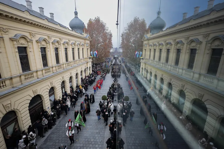Deseci tisuća ljudi u koloni sjećanja: Na bijelim majicama imena žrtava, na leđima hrvatska zastava