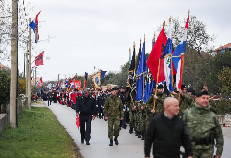 Deseci tisuća ljudi u koloni sjećanja: Na bijelim majicama imena žrtava, na leđima hrvatska zastava
