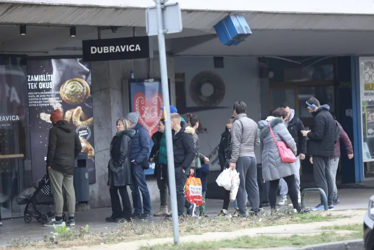 Stvorile su se velike gužve pred dućanom i pekarnicom.