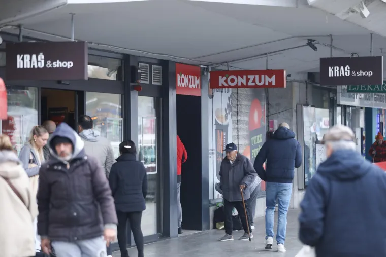 Pogledajte kakav se red stvorio ispred dućana i pekarnice na kolodvoru u Zagrebu