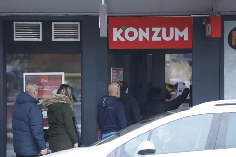 Pogledajte kakav se red stvorio ispred dućana i pekarnice na kolodvoru u Zagrebu