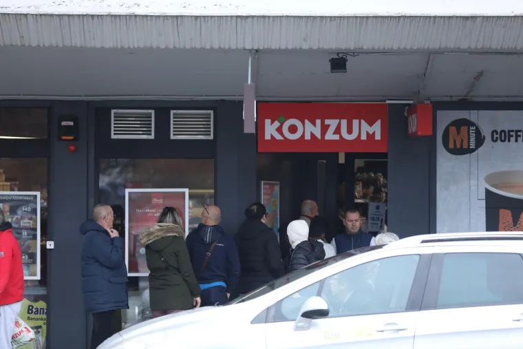 Pogledajte kakav se red stvorio ispred dućana i pekarnice na kolodvoru u Zagrebu