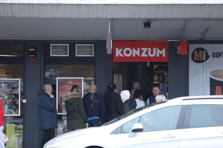Pogledajte kakav se red stvorio ispred dućana i pekarnice na kolodvoru u Zagrebu