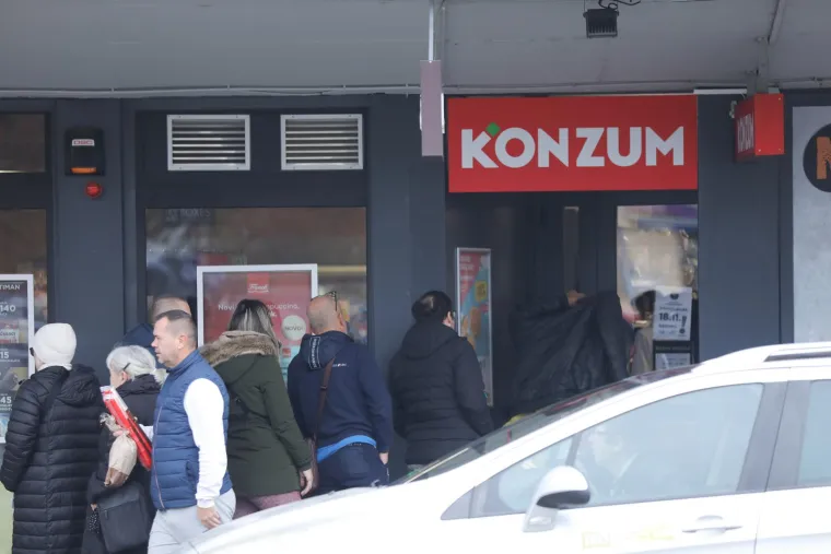 Pogledajte kakav se red stvorio ispred dućana i pekarnice na kolodvoru u Zagrebu