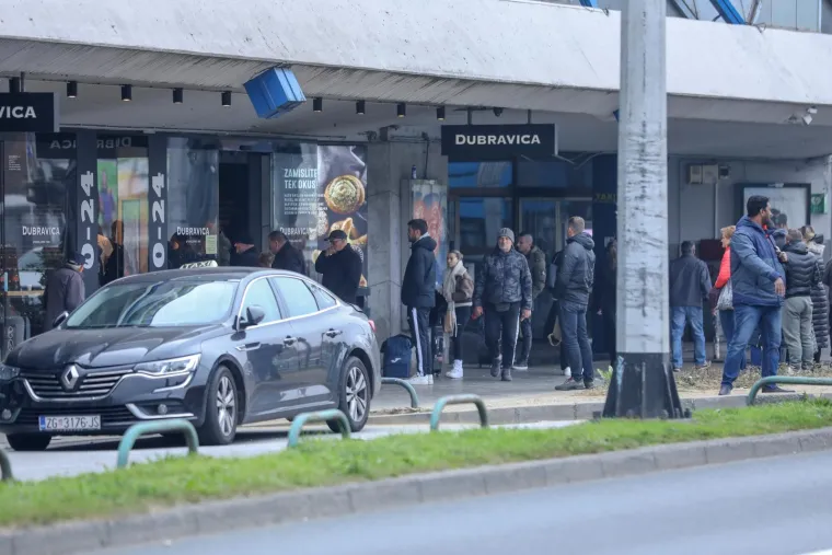 Pogledajte kakav se red stvorio ispred dućana i pekarnice na kolodvoru u Zagrebu