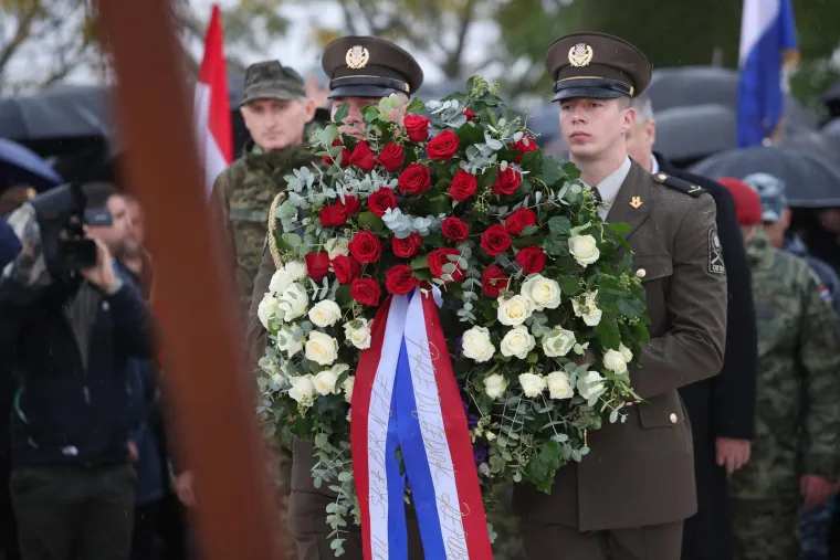U povodu 33. obljetnice zločina koji su u Škabrnji 18. studenog 1991. počinili pripadnici JNA i srpskih paravojnih postrojbi, prošla je kolona sjećanja i stigla do Spomen-obilježja masovne grobnice. 