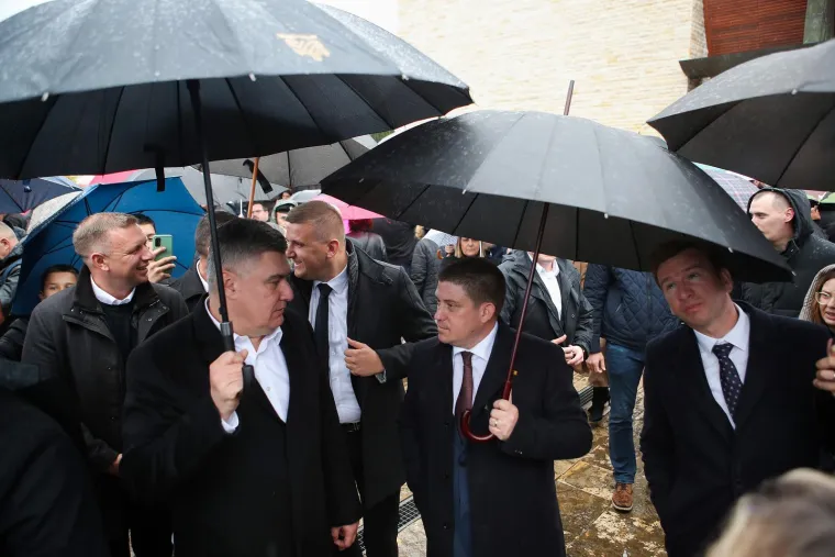  U Škabrnji je bio i predsjednik Zoran Milanović kao i potpredsjednik Vlade i ministar mora, prometa i infrastrukture Oleg Butković. 