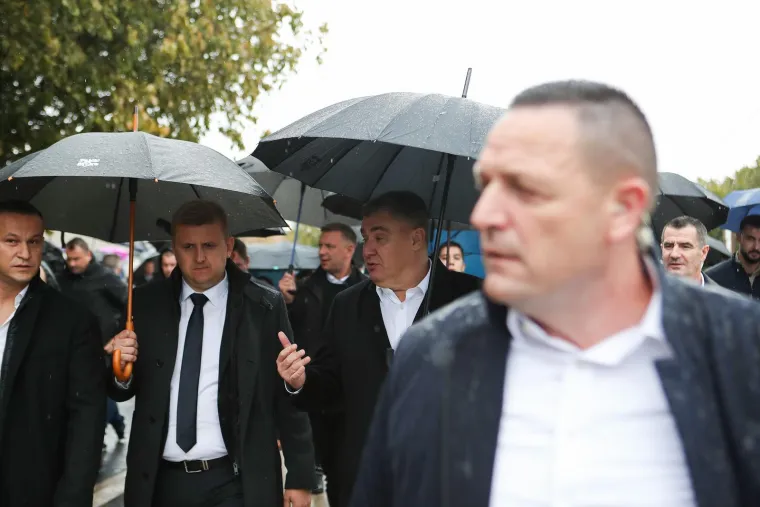 &apos;Trebamo biti svi dostojanstveni i ponosni i odati počast svima koji su zaslužni što smo mi danas ovdje i živimo slobodno u svojoj zemlji. Važno je da budućim generacijama prenosimo da ta sloboda nama nije dana nego smo je izvolijevali u teškoj muci i s nadom da se takva mržnja i strahote nikad nigdje ne ponove&apos;, kazao je Butković. 