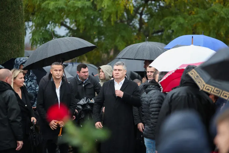  Danas nije vrijeme za politička podmetanja i razmirice, tome danas ovdje nije mjesto, poručio je Butković i izrazio zadovoljstvo što u Škabrnju dolazi i Milanović.