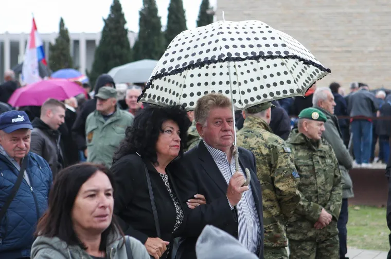 Među brojnim poznatim licima u Škabrnji su bili i bračni par Pevec