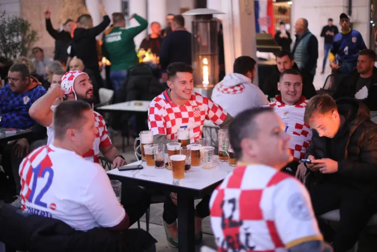 Ludnica na Rivi: Ukazao se i 'Ronaldo' sa šalom Hrvatske