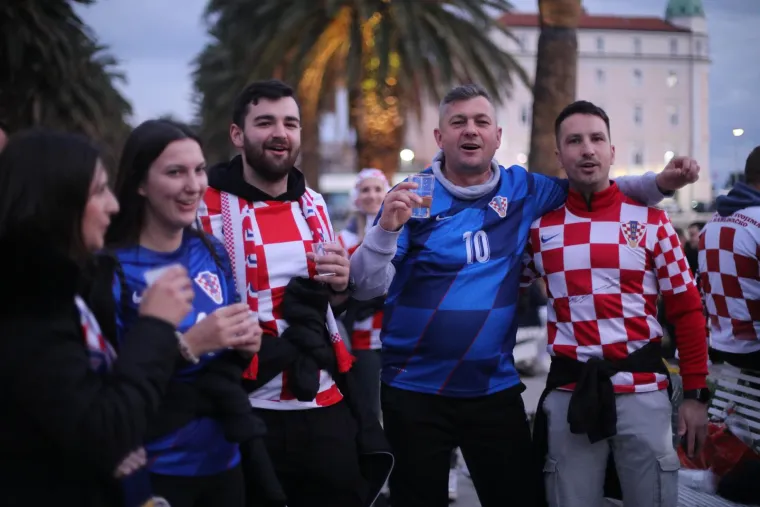Ludnica na Rivi: Ukazao se i 'Ronaldo' sa šalom Hrvatske