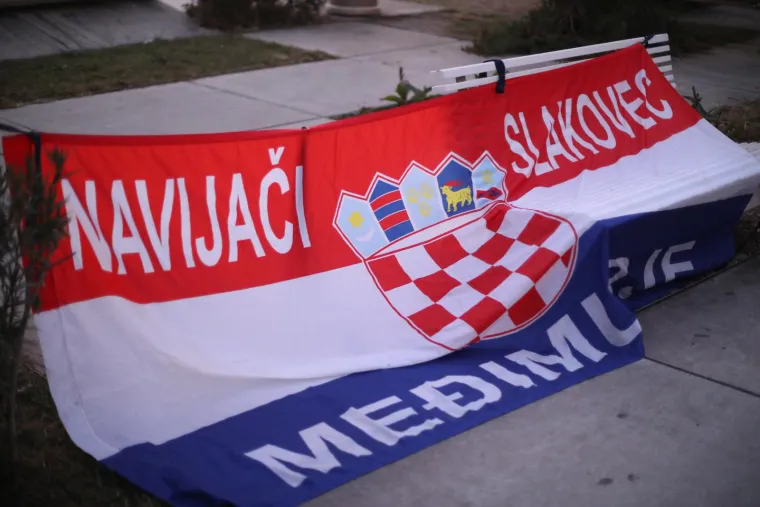 Ludnica na Rivi: Ukazao se i 'Ronaldo' sa šalom Hrvatske