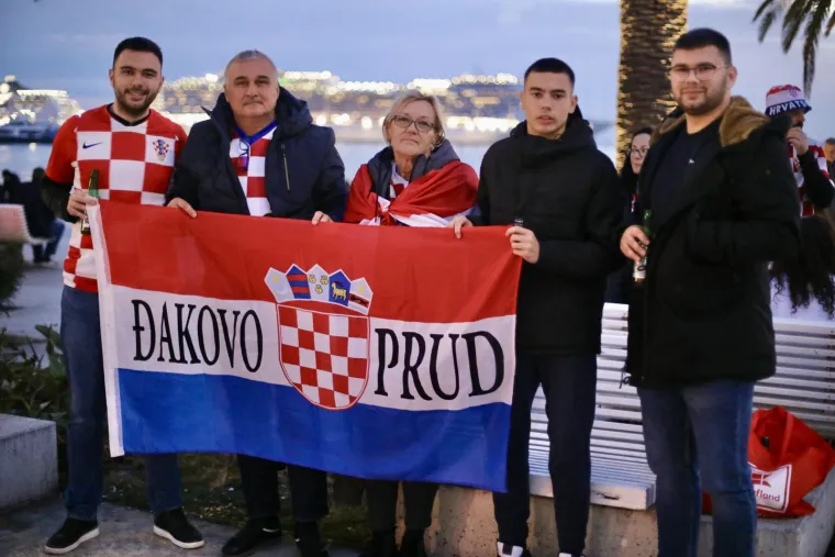 Ludnica na Rivi: Ukazao se i 'Ronaldo' sa šalom Hrvatske