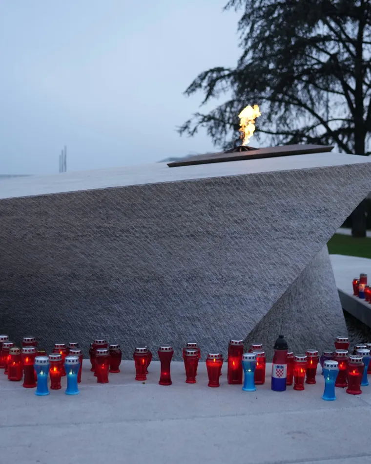 Zajec, Bjelica i igrači Dinama u počast hrvatskim braniteljima zapalili svijeće pred Spomenikom domovini