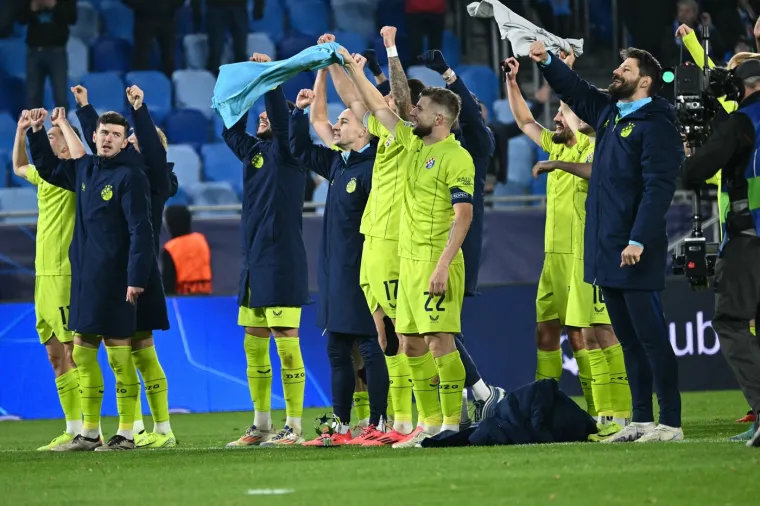 Zajec, Bjelica i igrači Dinama u počast hrvatskim braniteljima zapalili svijeće pred Spomenikom domovini