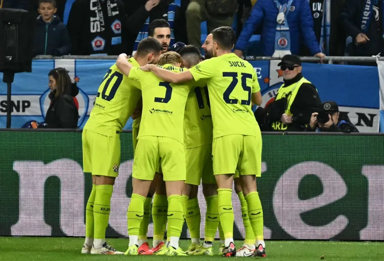 Zajec, Bjelica i igrači Dinama u počast hrvatskim braniteljima zapalili svijeće pred Spomenikom domovini